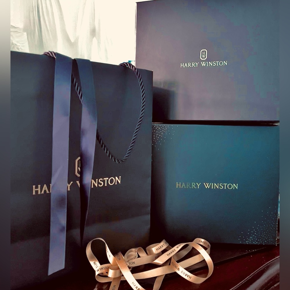Harry Winston,2 gift boxes-1- HM box&Ribbon bag /1-holiday box/Ribbons/pre❤️